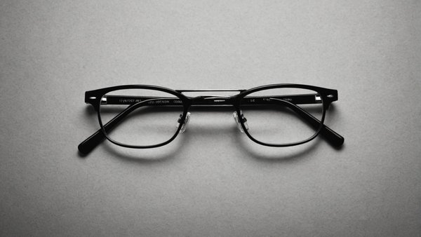 Eyewear cords: the style and functionality of 'le petit cordon'.